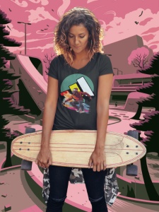 Femeie cu păr creț, purtând un tricou negru cu un design grafic colorat ce prezintă un skater, ținând un longboard în mâini și pozând pe un fundal ilustrat cu un skatepark stilizat în nuanțe de roz și verde.