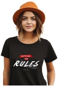 Tânără purtând un tricou negru și o pălărie portocalie, având imprimat mesajul 'NOTHING THE RULES' în font creativ, cu accente de roșu și alb, subliniind un spirit de rebeliune și determinare, completat de fraza 'Never Give Up' în partea de jos.