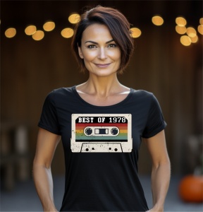 Femeie zâmbitoare purtând un tricou cu o casetă audio și textul ''Best of 1978''