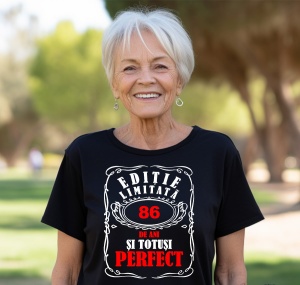 Femeie care poartă un tricou negru personalizat cu mesajul: ''86 de ani si totusi perfect'