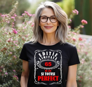 Femeie care poartă un tricou negru personalizat cu mesajul: ''65 de ani si totusi perfect'