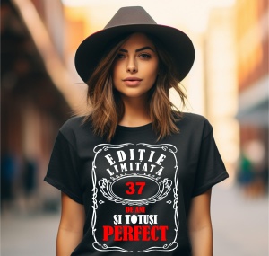 Femeie care poartă un tricou negru personalizat cu mesajul: ''37 de ani si totusi perfect'