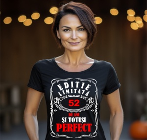 Femeie care poartă un tricou negru personalizat cu mesajul: ''52 de ani si totusi perfect'