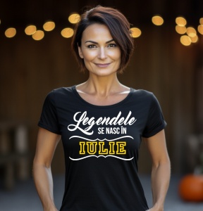 Femeie care poartă un tricou negru personalizat cu mesajul: ''Legendele se nasc in iulie''.