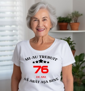Femeie care poartă un tricou alb personalizat cu mesajul: ''Mi-au trebuit 76 de ani sa arat asa bine''