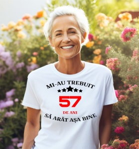 Femeie care poartă un tricou alb personalizat cu mesajul: ''Mi-au trebuit 57 de ani sa arat asa bine''