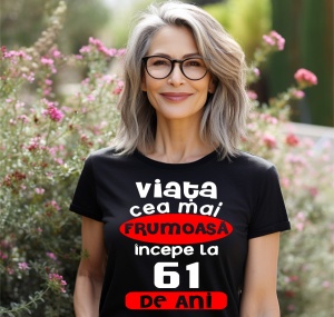 Femeie care poartă un tricou negru personalizat cu mesajul: ''Viata cea mai frumoasa incepe la 61 de ani''.