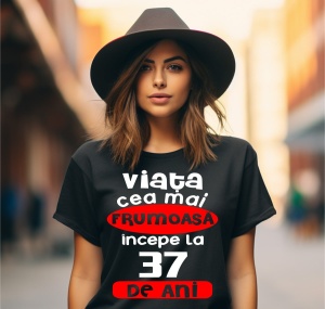 Femeie care poartă un tricou negru personalizat cu mesajul: ''Viata cea mai frumoasa incepe la 37 de ani''.