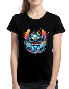 Femeie purtând un tricou negru cu un design jucăuș, reprezentând un personaj animat cu urechi mari(Stitch) și un zâmbet, scufundat în stropi de apă colorată, sugerând o atmosferă veselă și plină de energie.
