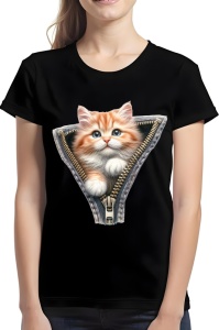 Femeie purtând un tricou negru cu un design ce ilustrează un pui de pisică portocaliu cu blană pufoasă și ochi albaștri, apărând din spatele unui fermoar deschis.