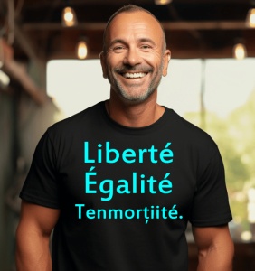 Bărbat purtând un tricou negru cu mesajul „Liberté Égalité Tenmorțiite.” afișează textul într-o nuanță vibrantă de albastru deschis, oferind un impact vizual deosebit. Fundalul întunecat pune în evidență mesajul cu un contrast plăcut și atrăgător. Designu