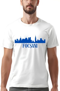 Tricou alb cu un imprimeu al siluetei orașului Focșani în albastru, având scris numele orașului sub linia orizontului urban stilizat. Modelul poartă tricoul și are o barbă scurtă.