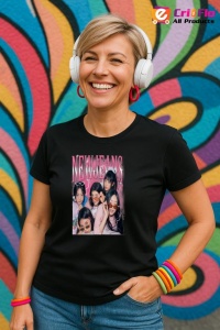 Tricou KPOP dama cu trupa formatia NEW JEANS , music Coreean 276 - Img 5