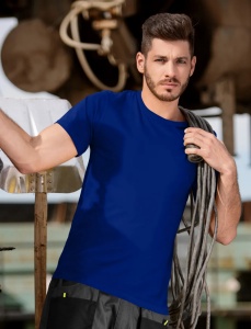 Barbat imbracat in tricou de culoare albastru regal