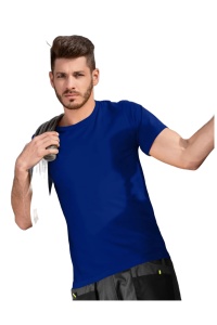 Barbat imbracat in tricou de culoare albastru regal