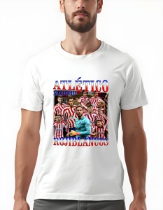 Bărbat purtând un tricou alb cu imprimeu grafic al jucătorilor echipei Atlético Madrid în diverse ipostaze, cu textul 'Atlético Madrid Rojiblancos' scris în roșu, albastru și alb în partea de sus și jos.
