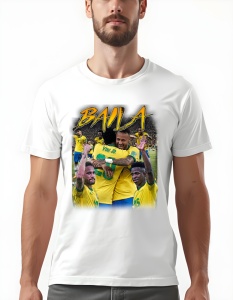 Bărbat purtând un tricou alb cu un design grafic intitulat 'BAILA', reprezentând jucători ai echipei naționale de fotbal a Braziliei celebrând împreună pe teren, în echipamentul galben, într-un moment de bucurie și camaraderie.