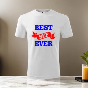 Tricou alb cu un mesaj tipografic în albastru și roșu, care spune: 'Best Șef Ever'