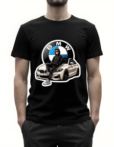 Bărbat purtând un tricou negru cu un design grafic reprezentând un tânăr în ținută neagră, așezat pe capota unui BMW alb, cu logo-ul BMW afișat deasupra mașinii.