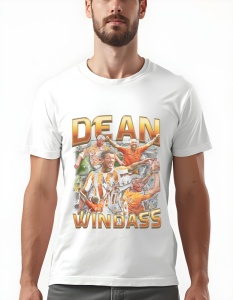 Bărbat purtând un tricou alb cu un design grafic dedicat fotbalistului Dean Windass. Grafica prezintă mai multe imagini cu Windass în echipamente de joc de-a lungul carierei sale, în diferite posturi dinamice pe teren. Numele 'Dean Windass' este afișat cu