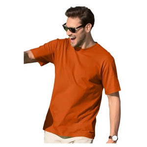 Barbat vesel si tanar cu ochelari de soare la ochi poarta un tricou barbat simplu elegant din bumbac de culoare portocaliu