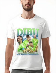 Bărbat purtând un tricou alb cu un design grafic al fotbalistului Dibu Martínez, reprezentându-l în diverse ipostaze purtând echipamentul verde de portar al echipei naționale. În partea de sus este scris numele 'DIBU' cu litere mari verzi, iar în partea d