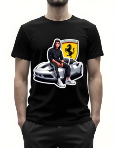 Bărbat purtând un tricou negru cu grafică imprimată, arătând un bărbat îmbrăcat în negru, stând pe capota unei mașini Ferrari, cu logo-ul Ferrari în fundal.