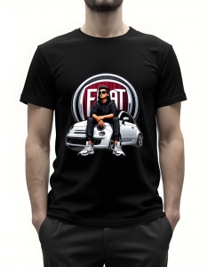 Bărbat purtând un tricou negru cu grafică imprimată, înfățișând un bărbat cu ochelari de soare, îmbrăcat în negru, așezat pe capota unei mașini Fiat, cu logo-ul Fiat în fundal.