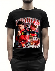 Bărbat purtând un tricou negru cu grafică imprimată, prezentând mai multe imagini ale pilotului de curse Charles Leclerc, inclusiv numărul său '16' și numele 'Charles Leclerc', pe un fundal roșu.