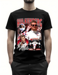 Bărbat purtând un tricou negru cu grafică imprimată, prezentând mai multe imagini ale pilotului de curse Nico Hülkenberg, inclusiv numărul său '27' și numele 'Hülkenberg', pe un fundal roșu.