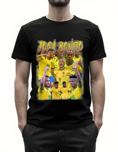 Bărbat purtând un tricou negru cu un design grafic intitulat 'Joga Bonito', reprezentând jucători ai echipei naționale de fotbal a Braziliei în echipamentul galben, în diverse ipostaze de celebrare pe teren.