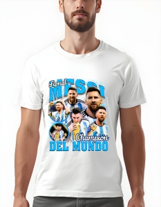 Bărbat purtând un tricou alb cu un design grafic al lui Lionel Messi celebrând titlul de campion mondial. Designul prezintă mai multe imagini ale lui Messi purtând tricoul Argentinei și ținând trofeul Cupei Mondiale. Textul 'Lionel Messi' și 'Campeón del 