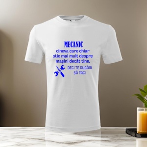 Tricou alb cu un mesaj tipografic albastru, care spune: 'Mecanic - cineva care chiar știe mai mult despre mașini decât tine, deci te rugăm să taci', alături de iconițe cu unelte