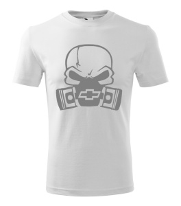 Tricou alb cu un design grafic stilizat în tonuri de gri, reprezentând un craniu cu pistoane și o mască ce include logo-ul Chevrolet
