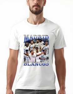 Bărbat purtând un tricou alb cu imprimeu grafic al jucătorilor echipei Real Madrid în diverse ipostaze, cu textul 'Madrid Blancos' scris în albastru și alb în partea de sus și jos.