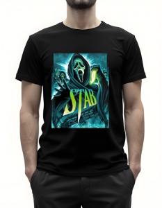 Bărbat purtând un tricou negru care este inspirat de filmul Stab, care este o producție fictivă din seria Scream. Designul vibrant și înfricoșător, cu masca iconică a Ghostface, creează o atmosferă de suspans și nostalgie pentru fanii genului horror.