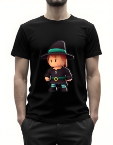Bărbat purtând un tricou negru cu un design grafic reprezentând o vrăjitoare desenată într-un stil simpatic, cu pălărie neagră cu bandă verde, păr roșcat și o ținută tradițională neagră cu curea cu cataramă aurie.Tricou alb cu un design grafic reprezentân