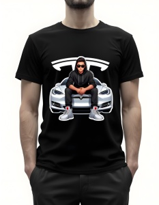 Bărbat purtând un tricou negru cu grafică imprimată, arătând un bărbat cu ochelari de soare, îmbrăcat în negru, stând pe capota unei mașini Tesla, cu logo-ul Tesla stilizat în fundal.