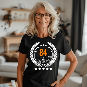 Femeie care poartă un tricou negru personalizat cu mesajul: ''84 ani de excelenta''