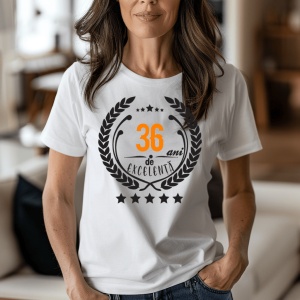 Femeie zâmbitoare purtând un tricou personalizat cu mesajul: ''36 ani de excelenta''