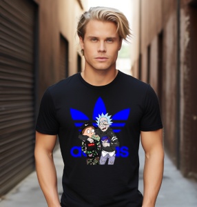 Bărbat cu păr blond purtând un tricou negru cu logo Adidas albastru și un design cu personaje animate, pozând într-un pasaj urban.