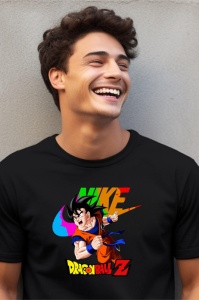 Un bărbat tânăr și zâmbitor purtând un tricou negru cu design Dragon Ball Z, înfățișându-l pe Goku și un logo Nike pe un fundal colorat.