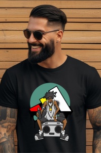 Bărbat cu barbă și ochelari de soare, purtând un tricou negru cu un design grafic ce prezintă un personaj de desene animate cu păr afro, ochelari și lănțișor, așezat pe un casetofon portabil, cu un fundal geometric în culori roșu, galben, verde și negru.