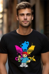 Bărbat tânăr cu păr scurt și un zâmbet ușor, purtând un tricou negru cu un design grafic colorat, cu un personaj cu pălărie roșie și vopsea, într-un cadru urban, pe o stradă îngustă.