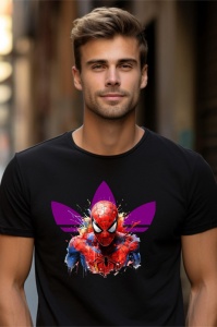 Tânăr purtând un tricou negru cu un design parodic, având o imagine cu Spider-Man în fața unui logo Adidas stilizat în violet.