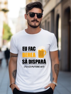 Un bărbat purtând un tricou alb cu un design ce include o halbă de bere și textul amuzant 'Eu fac berea să dispară (Tu ce putere ai?)', exprimând o glumă despre consumul de bere.