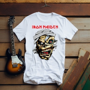 Tricou alb cu un design dedicat trupei „Iron Maiden”. Designul include logo-ul trupei în roșu, plasat deasupra unui portret detaliat al lui Eddie, mascota iconică a formației. Tricoul este expus pe o suprafață de lemn, alături de o chitară electrică într-