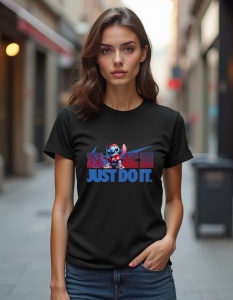 Femeie purtând un tricou negru cu un design Nike personalizat, având un personaj animat și sloganul 'Just Do It' în albastru și roșu