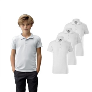 Baiat imbracatat in tricou polo prezinta setul de 3 tricouri polo alb