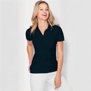 Femeie zambitoare si bucuraosa ca poarta un tricou polo dama model Tommy de culoare albastru marin